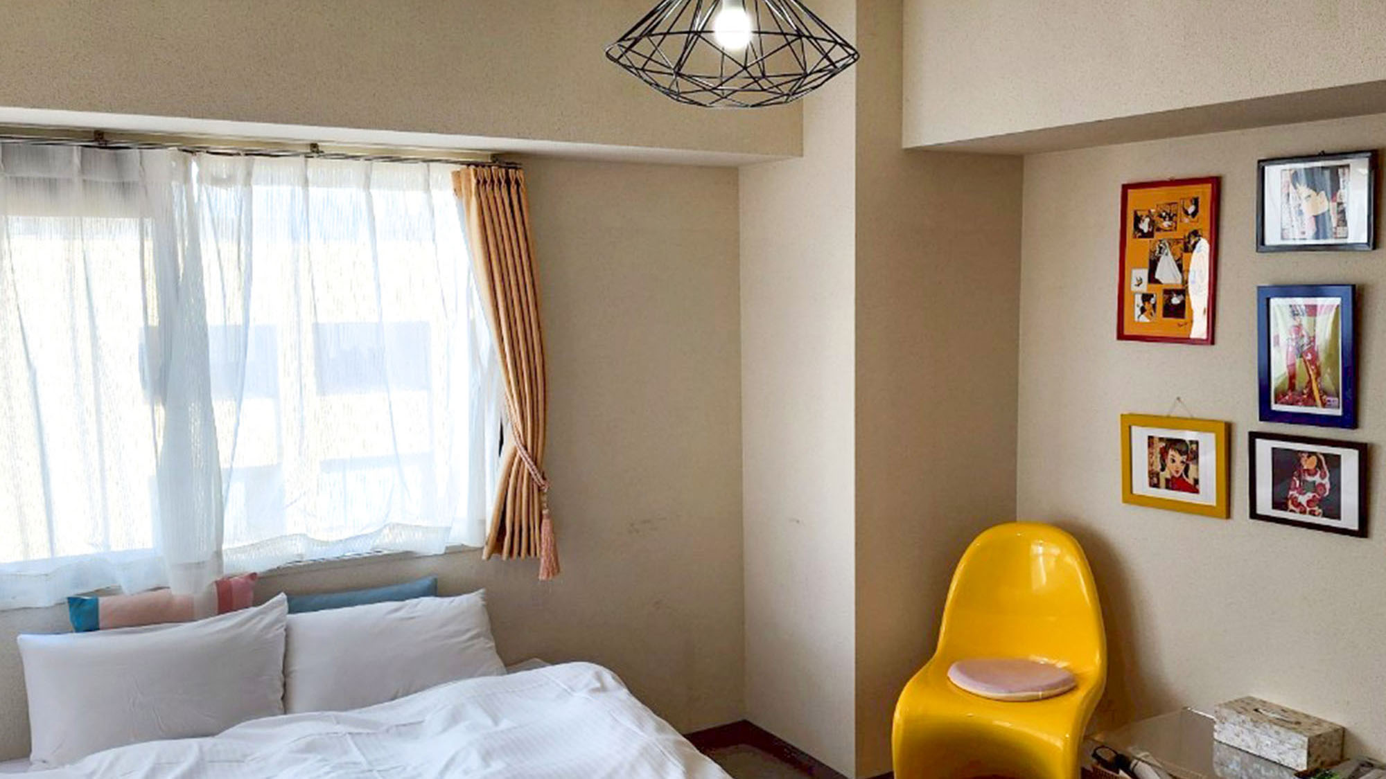 ・【604：寝室】カラフルな椅子とポップなポスターが目を引く、個性的なお部屋です