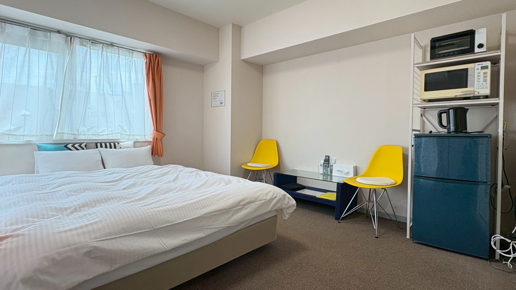 ・【504：寝室】2面採光の明るいお部屋。目覚めの良い朝を迎えられます