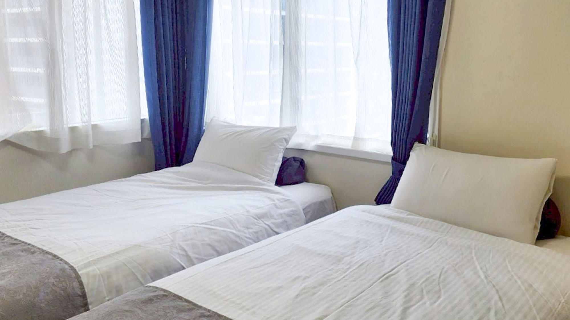 ・【404：寝室】2方向に窓を備えているため、日当たりがよく風通しのよいお部屋です