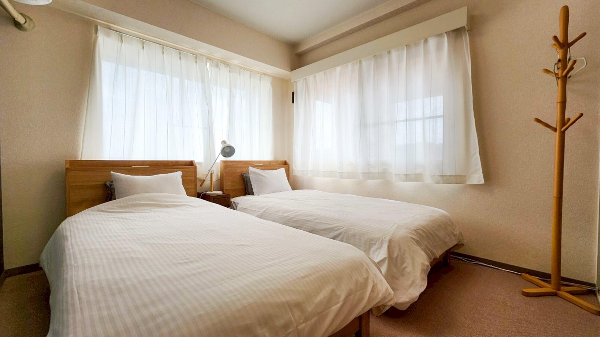 ・【1001：寝室2】2面採光の明るいお部屋。枕元の照明もございます