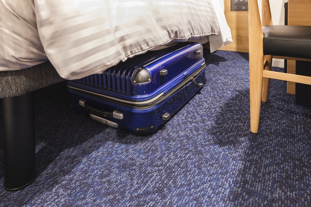 【全客室】ベッドの下にスーツケースを収納できます。