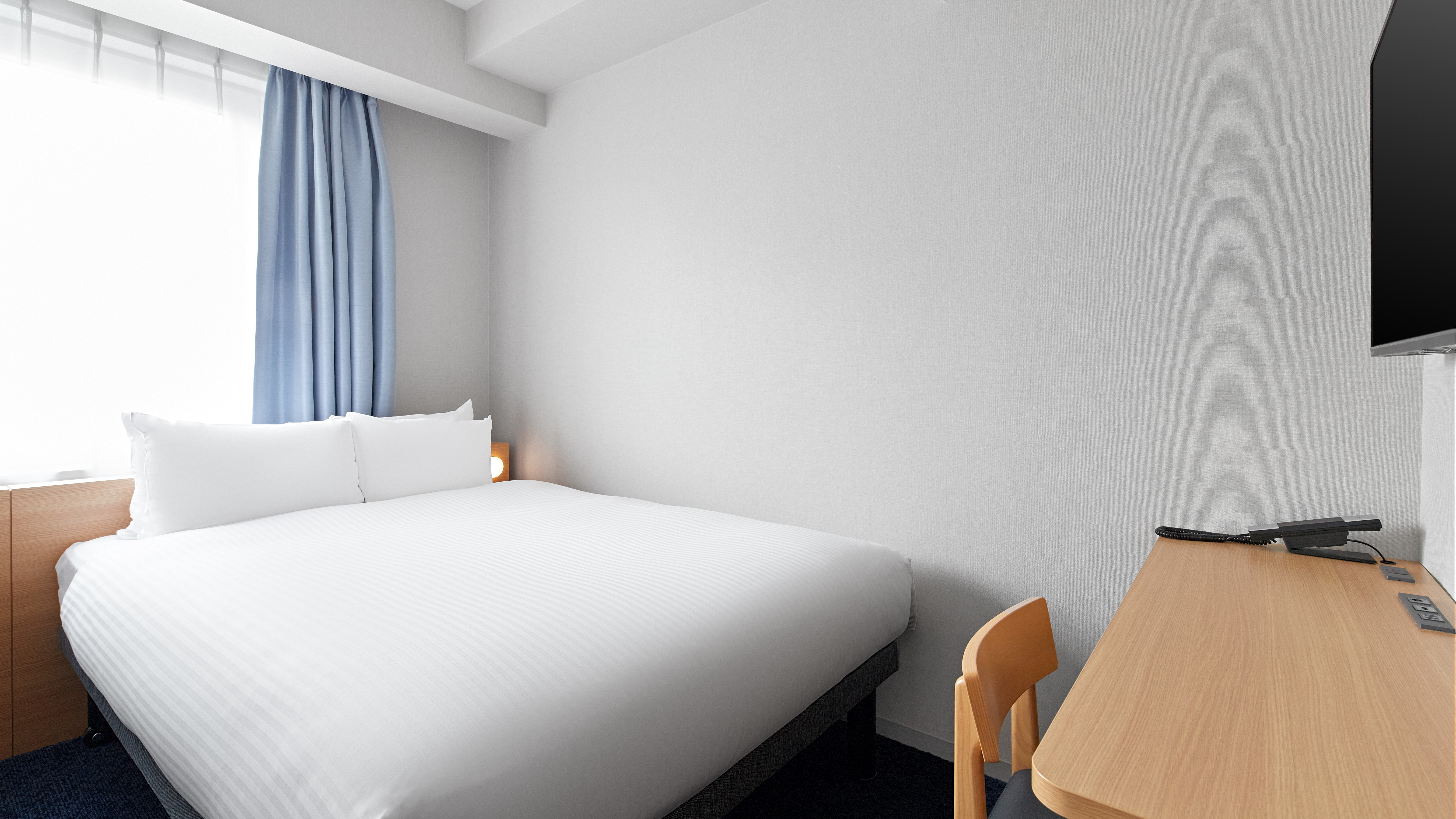 【客室】コンフォートダブル＜13.53-15.12㎡＞サータ社製ダブルベッド幅140㎝