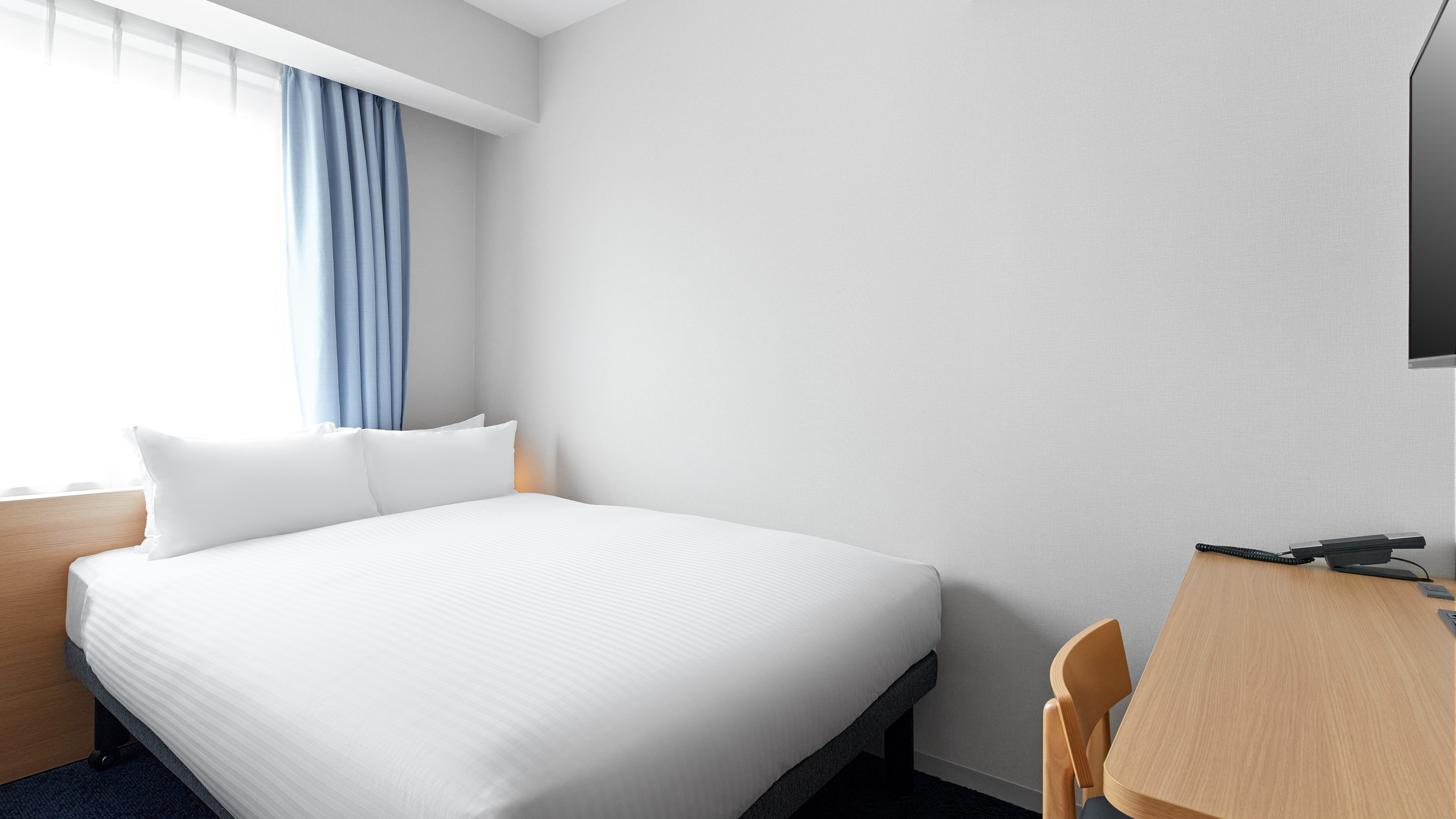 【客室】ダブルルーム＜12.8㎡～13.5㎡＞サータ社製ダブルベッド幅140㎝