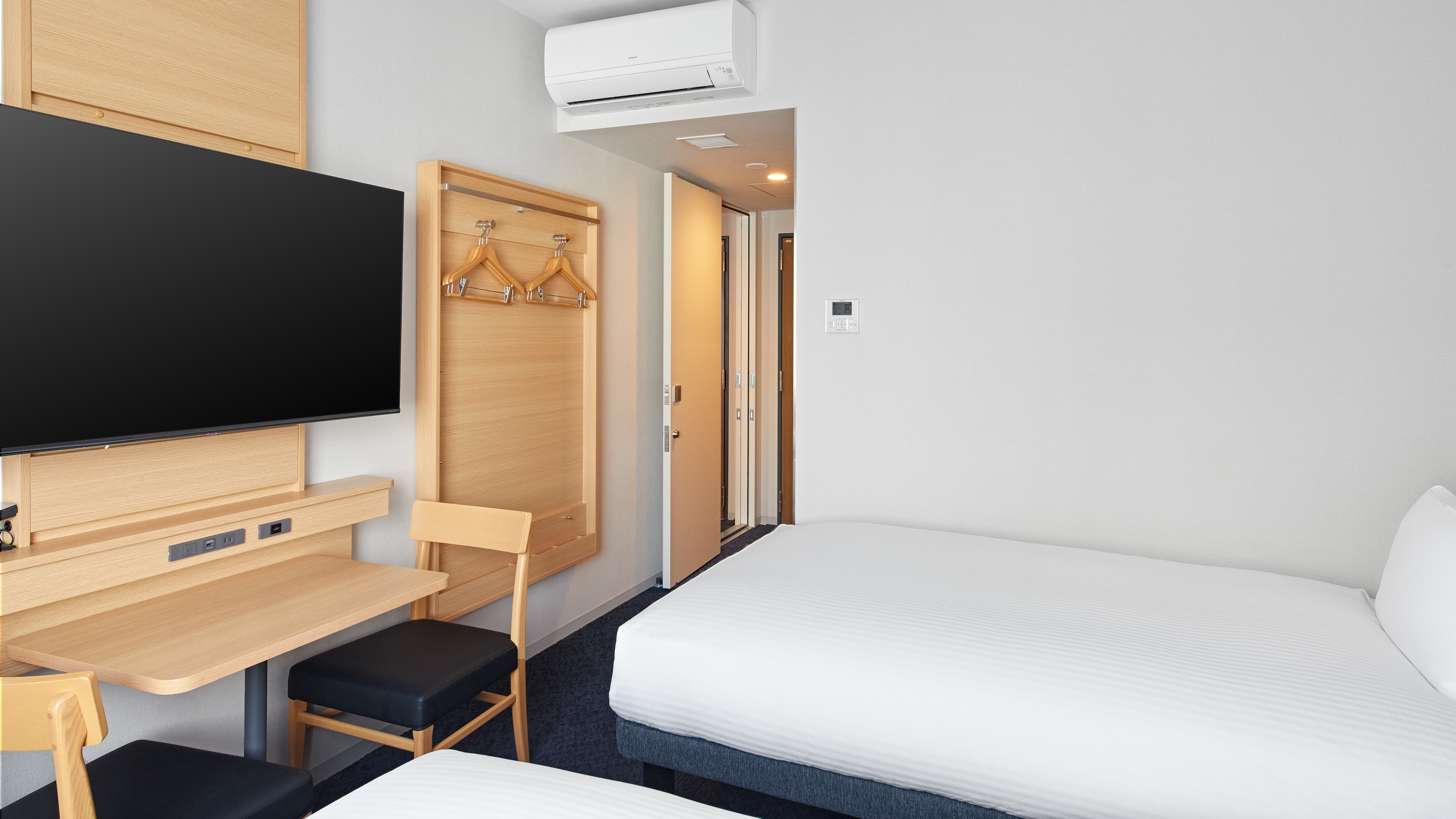 【客室】コネクティングルーム＜34㎡＞サータ社製ダブルベッド幅160㎝＆シングルベッド幅2台