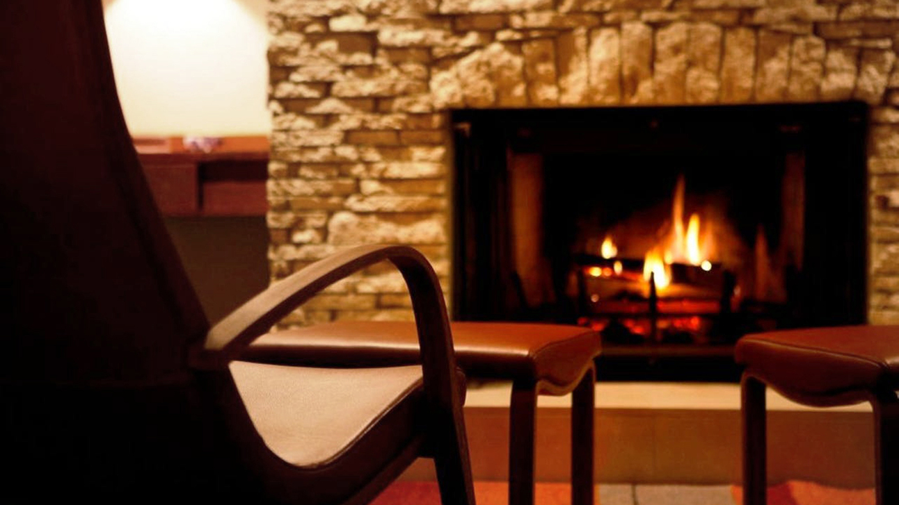 暖炉の火を眺めていると日常を忘れてしまいそう。喧騒から離れ、上質な時間をお楽しみください。