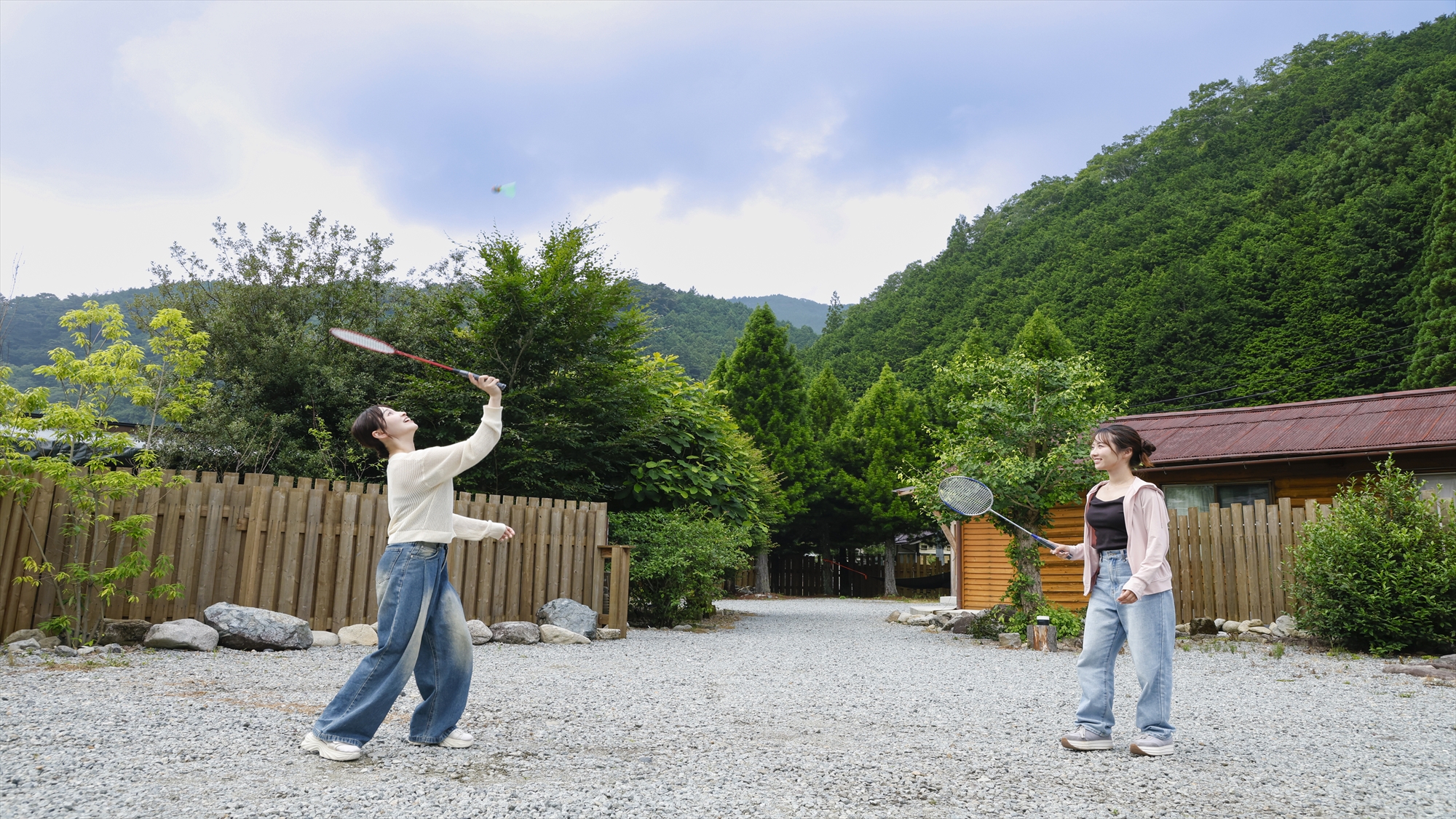 広い施設内でバトミントンも貸出有