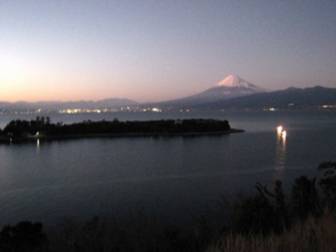 夕暮れ時の大瀬岬と富士山、漁火、夜景