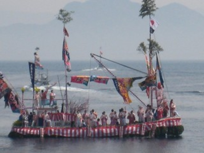 大漁旗で飾りつけた漁船