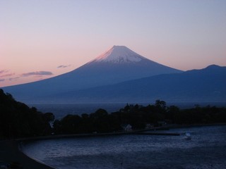 夕暮れ時の大瀬岬と富士山