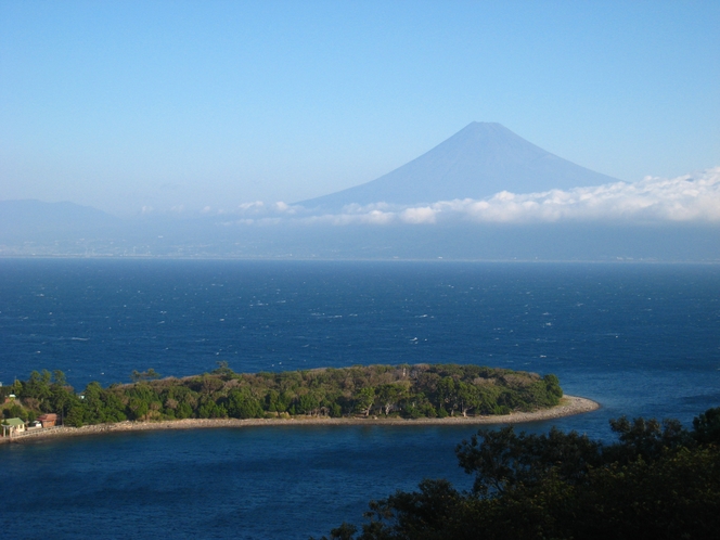 秋頃の大瀬岬と富士山