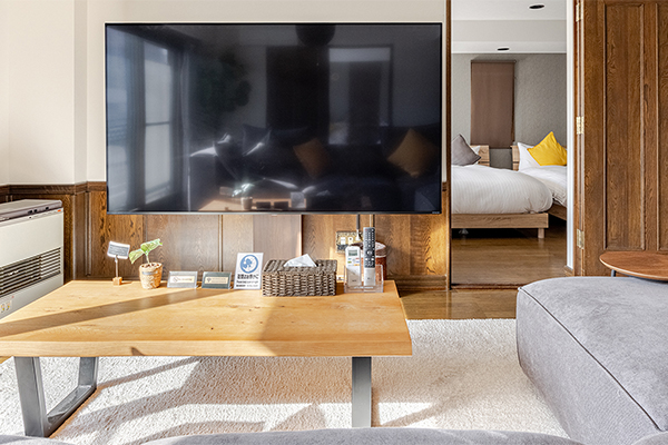 ・【7Fリビング】まるで自宅のようなくつろぎ　大きなテレビとソファがございます