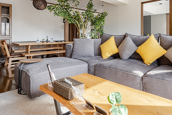 ・【7Fリビング】明るく開放的　大きな窓から差し込む光が心地いい団らんスペース