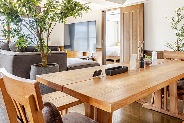 ・【7Fダイニング】大人数でもゆったりと　広々としたダイニングで特別な時間をお過ごしください