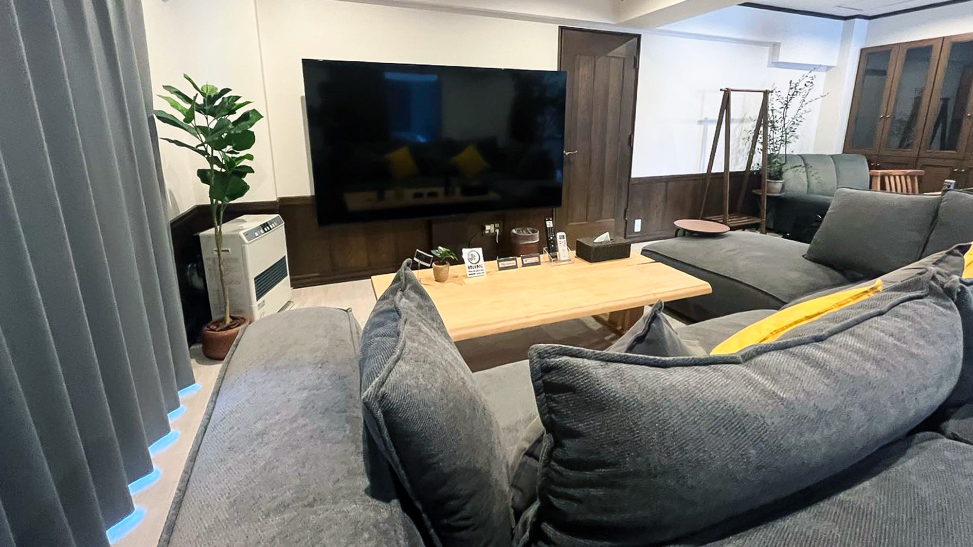 ・【5階リビング】86インチTVで映画やゲームをみんなで楽しむ。最大10名宿泊可能