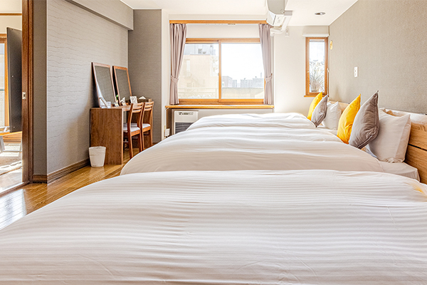 ・【7F寝室／セミダブルベッド３台】窓が多く明るい寝室　朝の身支度も快適にしていただけます