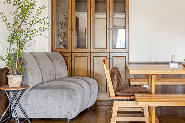 ・【7Fダイニング】ソファがあり食事だけでなく団らんの時間もお楽しみいただけます