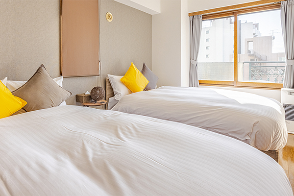 ・【7F寝室／ダブルベッド2台】翌朝すっきり目覚められる　明るいベッドルーム