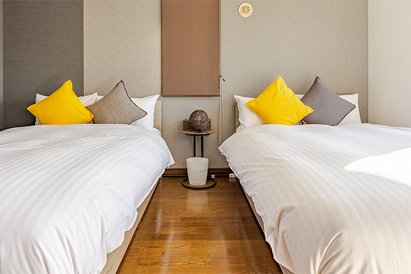 ・【7F寝室／ダブルベッド2台】広々とした空間で心地よい眠りを　快適に過ごせるベッドルームです