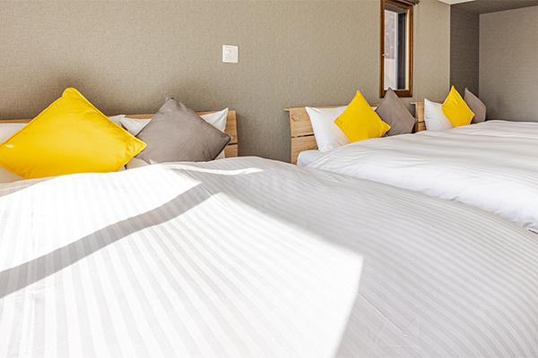 ・【7F寝室／セミダブルベッド３台】ご家族やグループ旅行に最適　思い出に残る滞在を