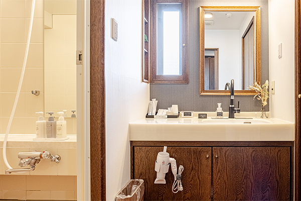 ・【7Fバスルーム】旅先でも自宅のようにリラックスできる温かな雰囲気の洗面スペース
