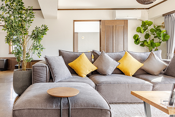 ・【7Fリビング】グリーンと黄色のクッションがアクセントのくつろぎ空間