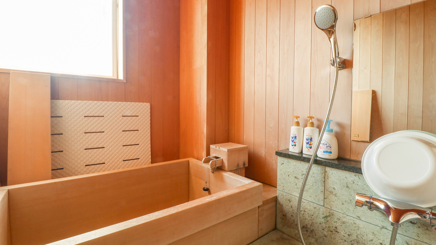 スイート　客室専用の檜風呂。優雅な香りを楽しみながらゆっくりご入浴いただけます。