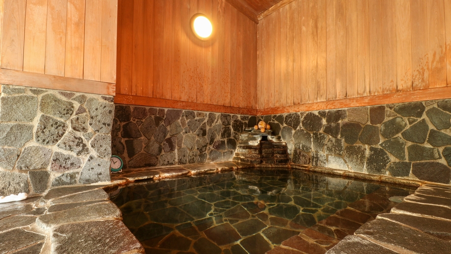 温泉　壁と天井が檜でできている為、香りがよく、少しトロっとしたお湯が特徴です。