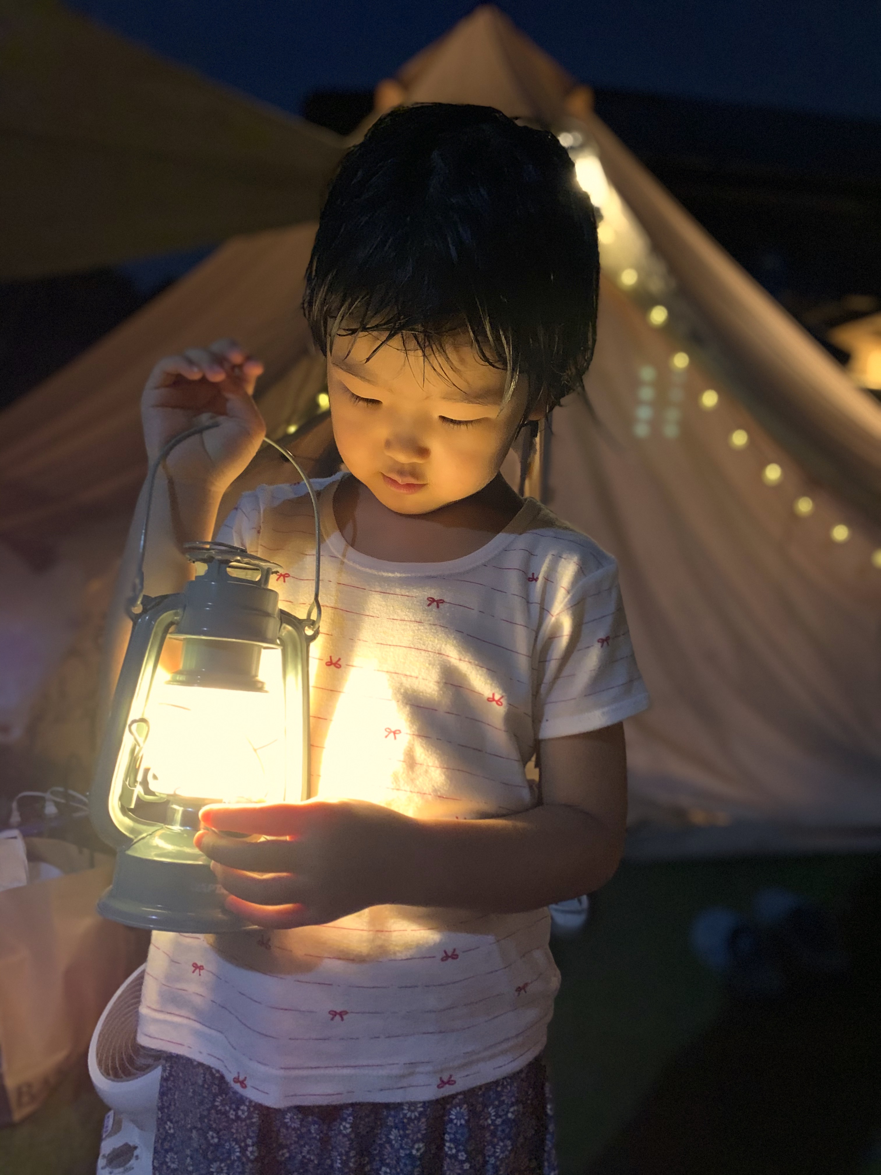 ランタンを手にして蛍ツアーに参加