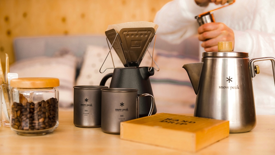 ・【木小屋住箱】マグカップやコーヒードリップの器具もsnow peakアイテムを使用