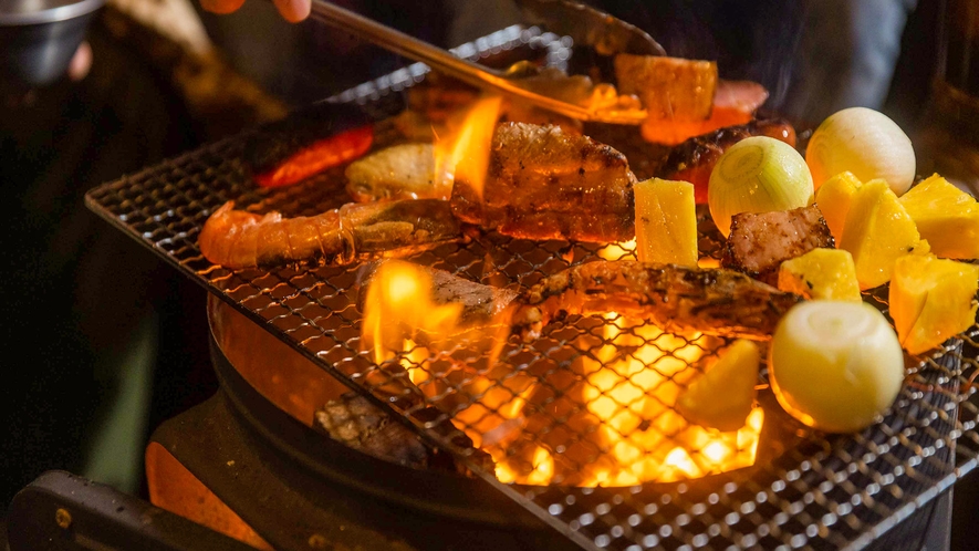 ・【夕食】素材の旨味を引き出す炭火焼BBQ