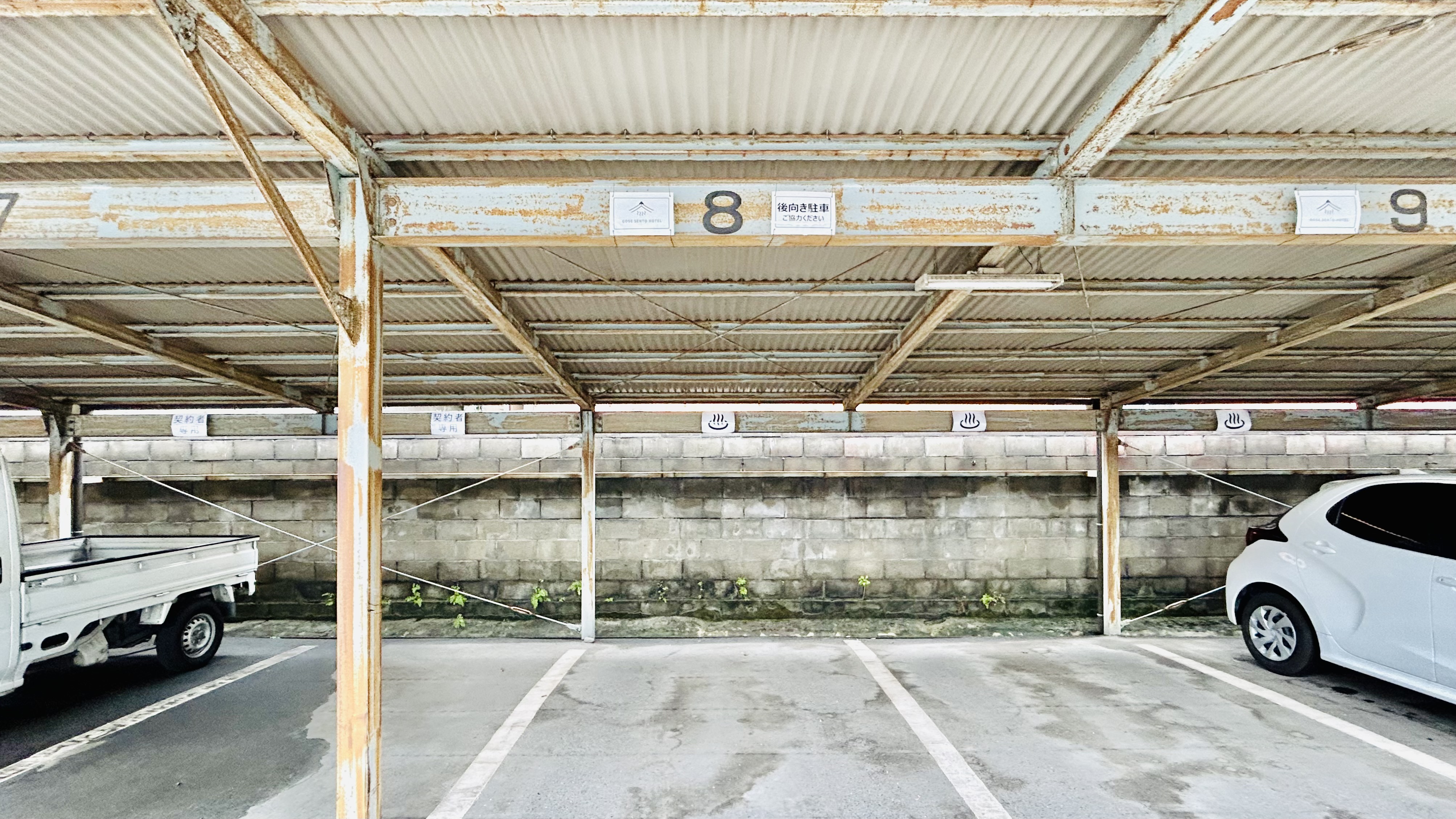 専用駐車場：新地商店街を過ぎて、「木村石材」の隣が専用駐車場になります。