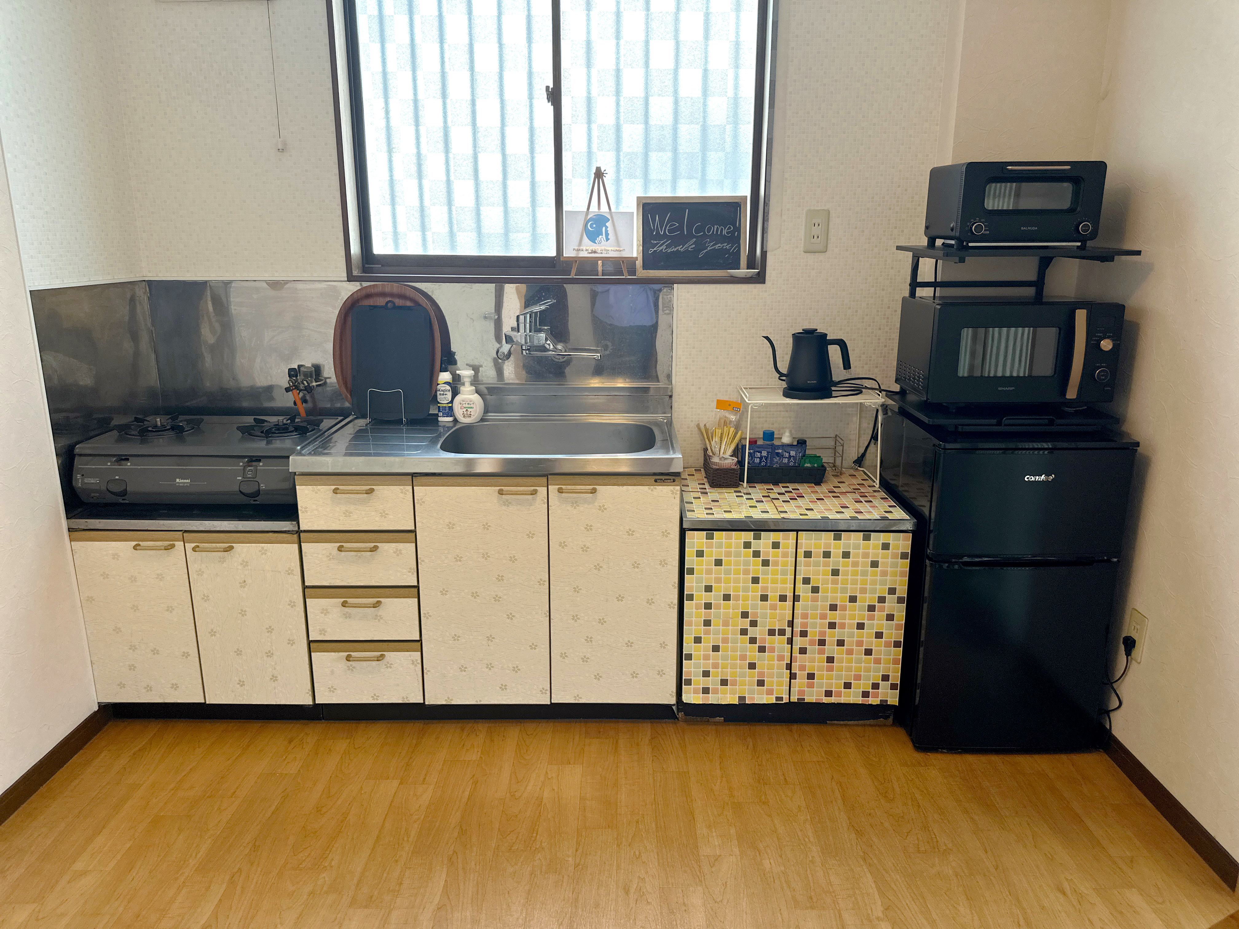 キッチンは、2口コンロ、電子レンジ、トースター、電気ケトル、冷蔵庫など、調理に必要な設備・食器を完備