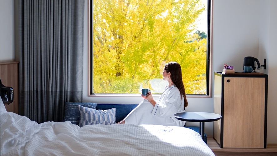 ゲストルーム秋景色：25平米禁煙・シモンズ製ベッドシンプルながら温かみのある空間でお寛ぎください
