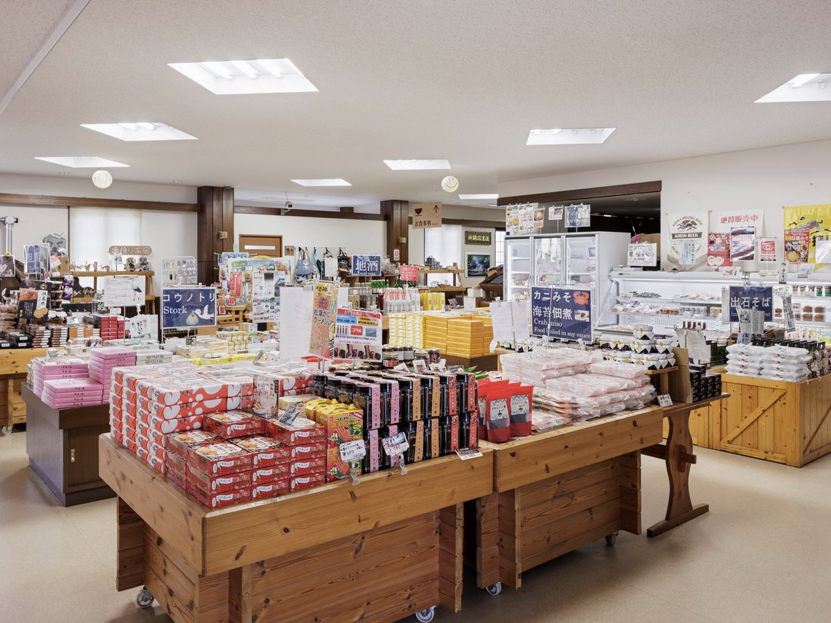  道の駅 神鍋高原（ホテルから徒歩1分）：神鍋高原の新鮮な野菜、果物、特産品が並びます