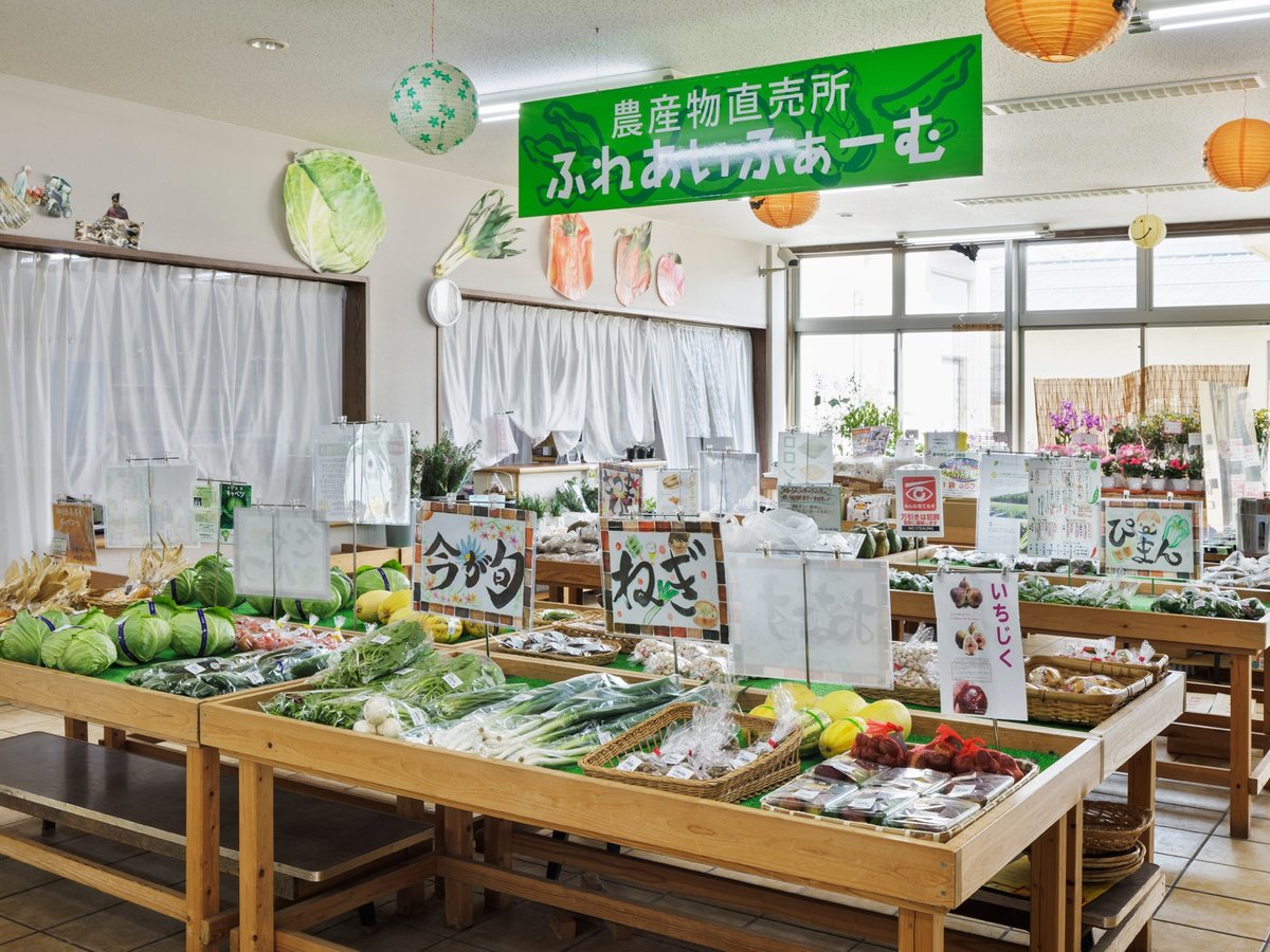 道の駅 神鍋高原（ホテルから徒歩1分）：神鍋高原の新鮮な野菜、果物、特産品が並びます