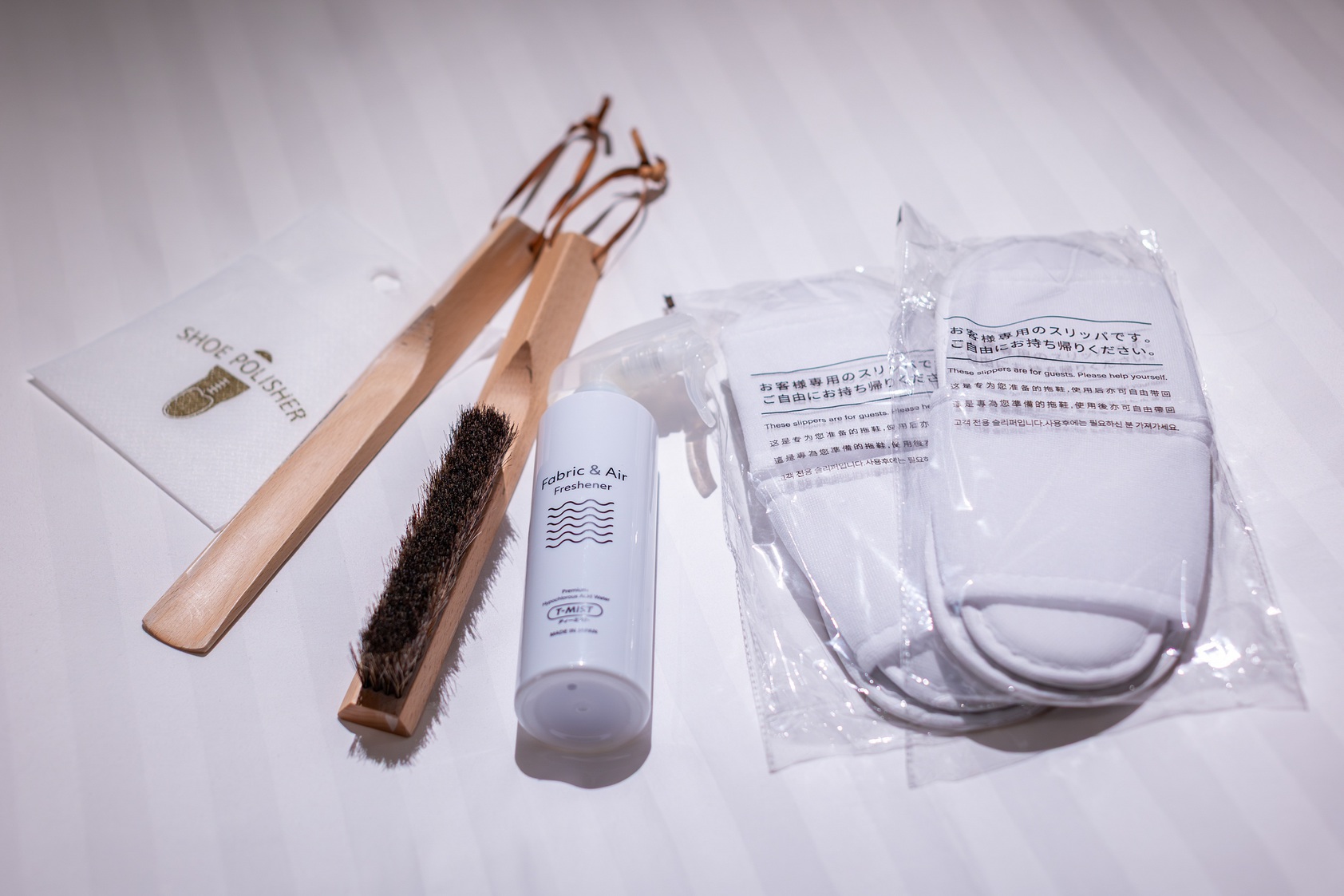 使い捨てスリッパ、消臭剤、靴ベラ