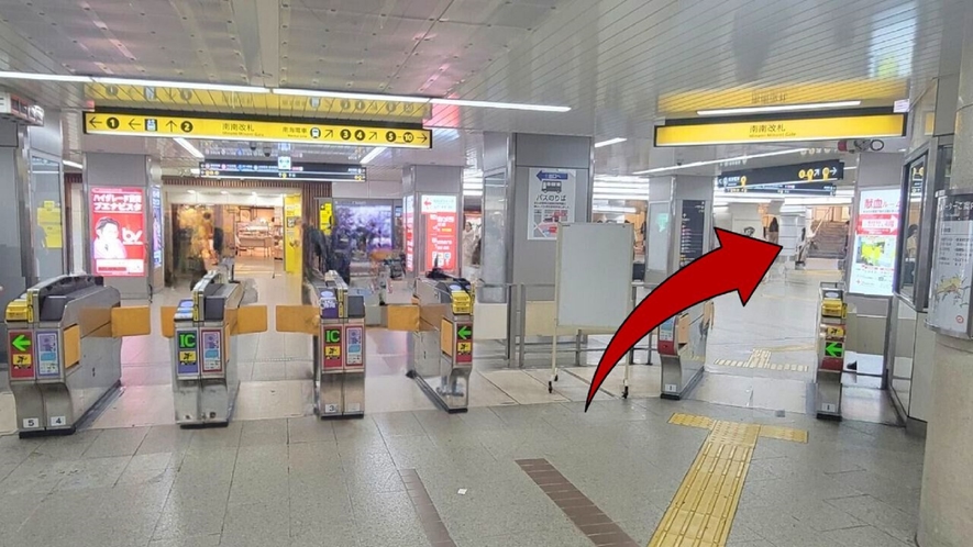 Osaka Metro 御堂筋線 なんば駅 南南改札を出て、右へ進みます。