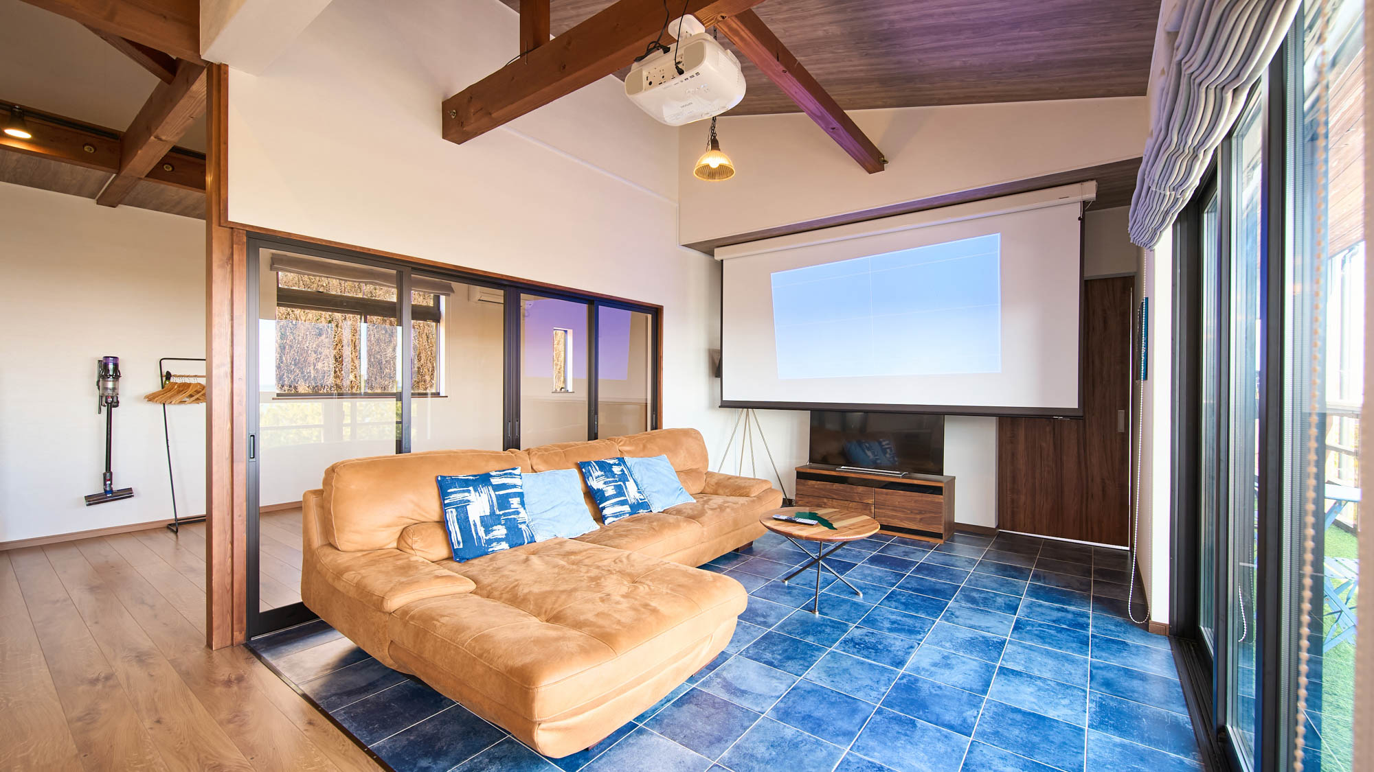 リビングにはプロジェクター・スクリーンも備えています