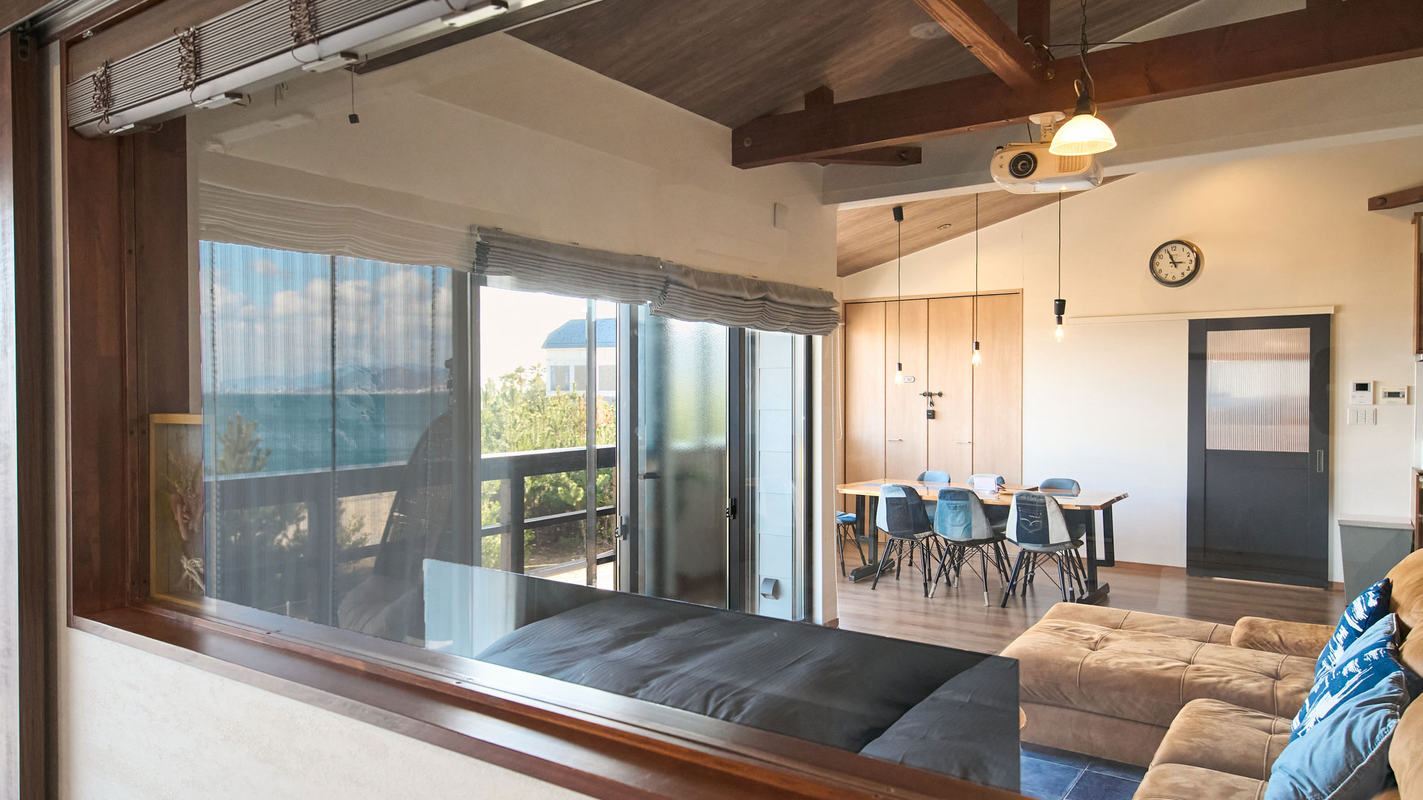 メインベッドルームからリビングダイニング見たところ