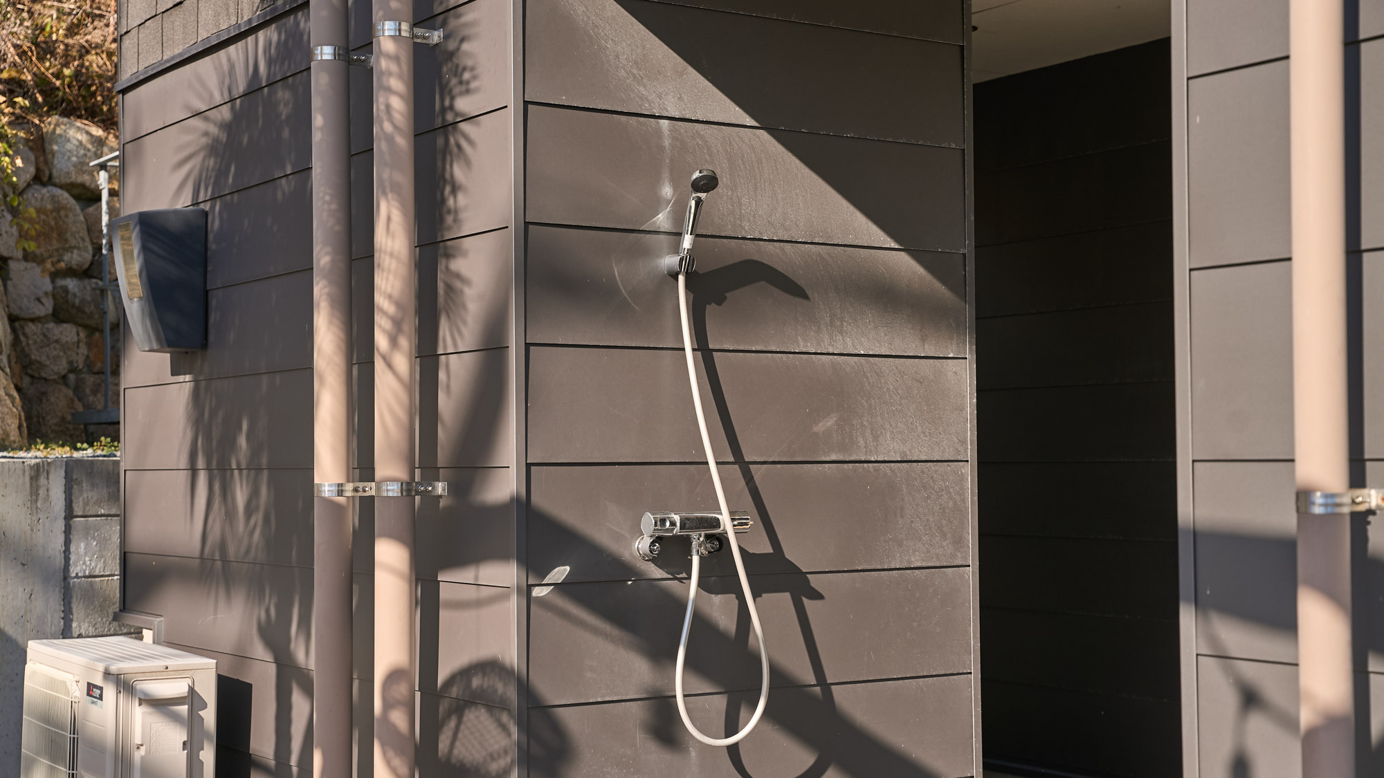 屋外シャワーあり。海から戻った時も快適です。