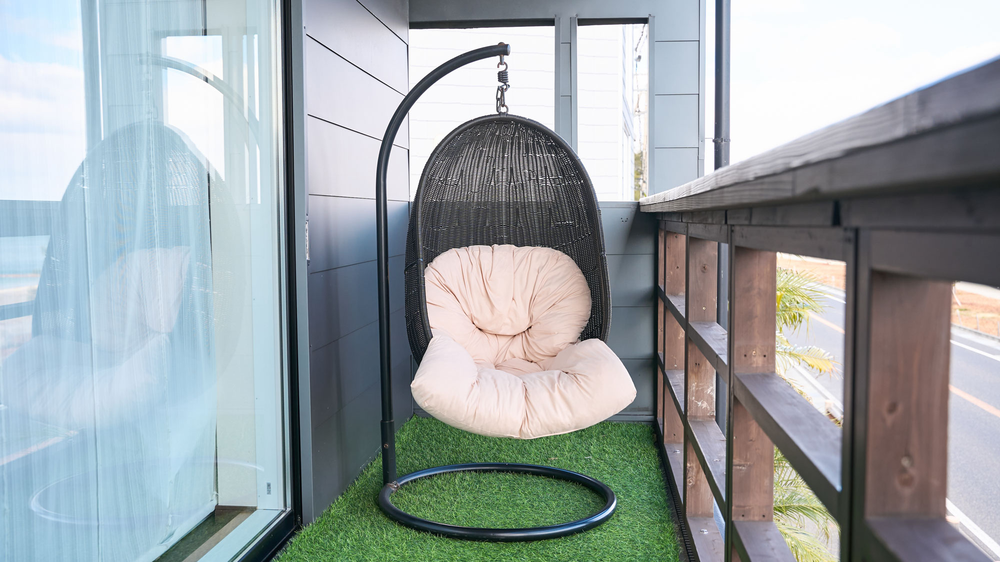 淡路の海を望むテラスでゆっくりお寛ぎください