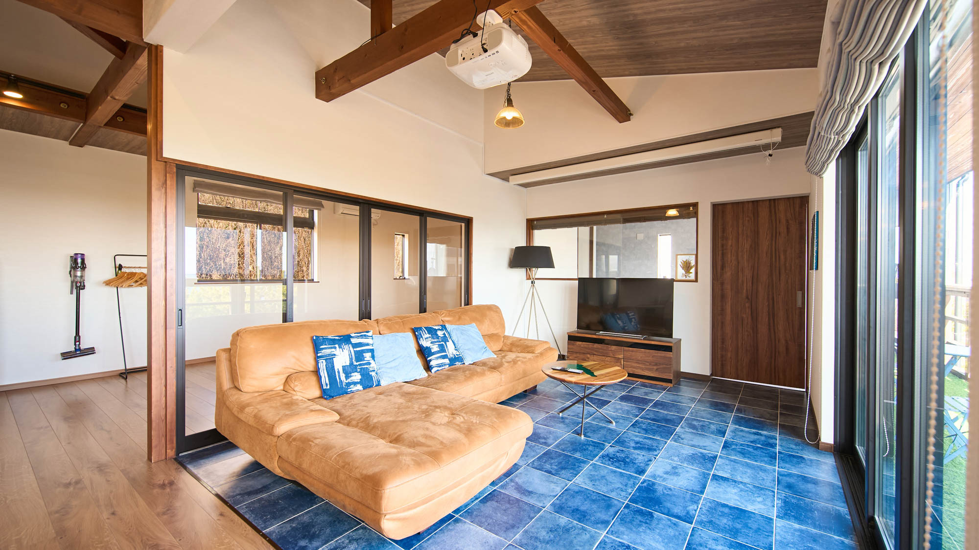 大型テレビやソファセットを備えたリビングスペース