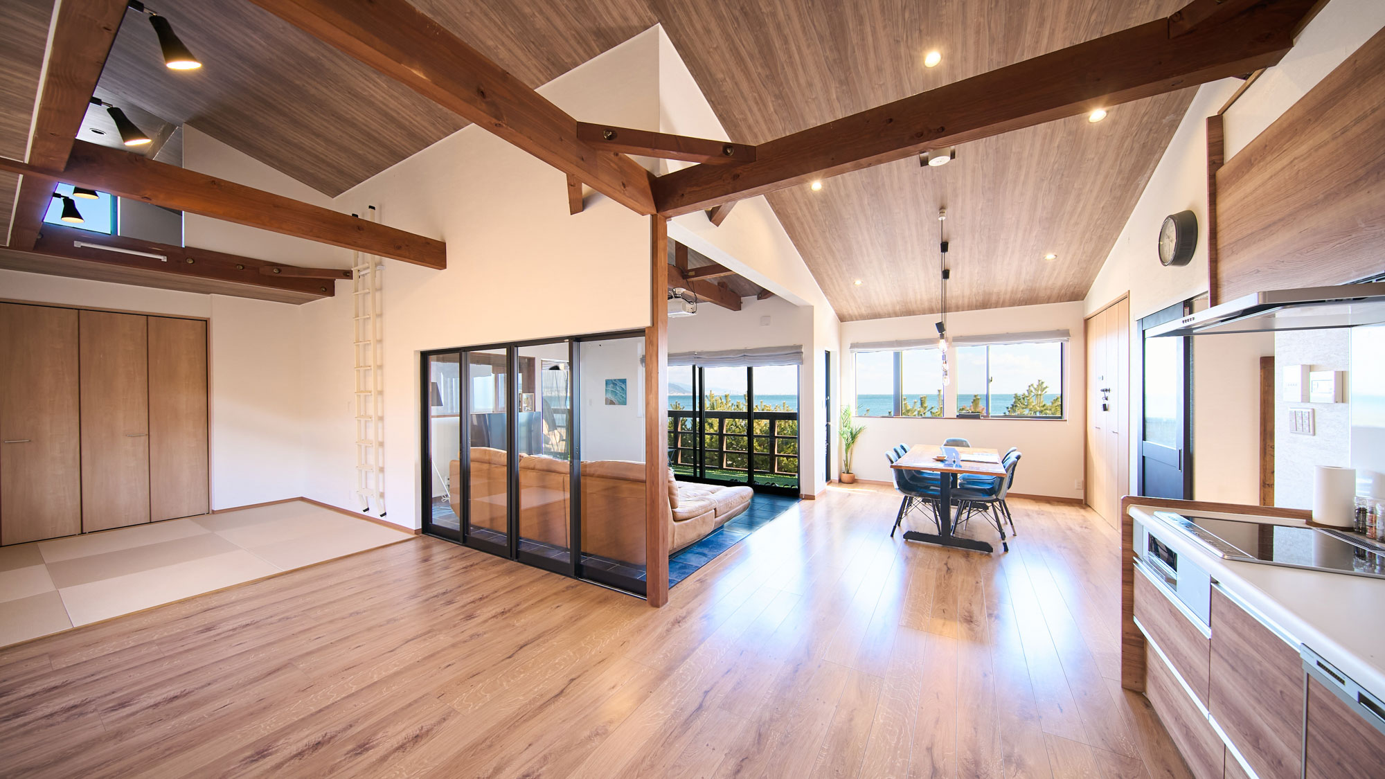 大きな窓から明るい日差しが差し込むリビングダイニング