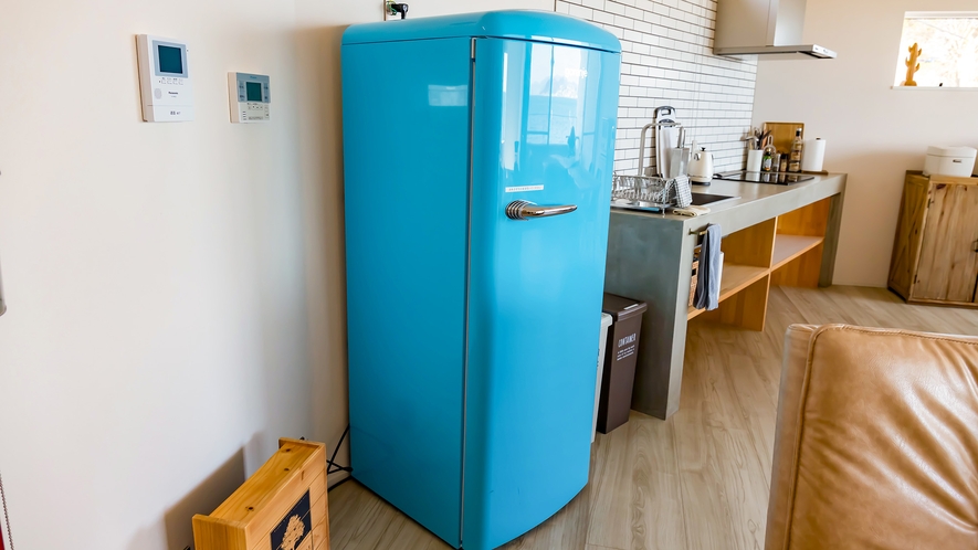 ・キッチンに置かれたレトロ調の青い冷蔵庫が目をひきます