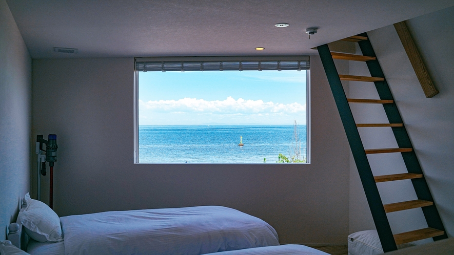 ・ベッドルームの窓の向こうには青い海が広がります