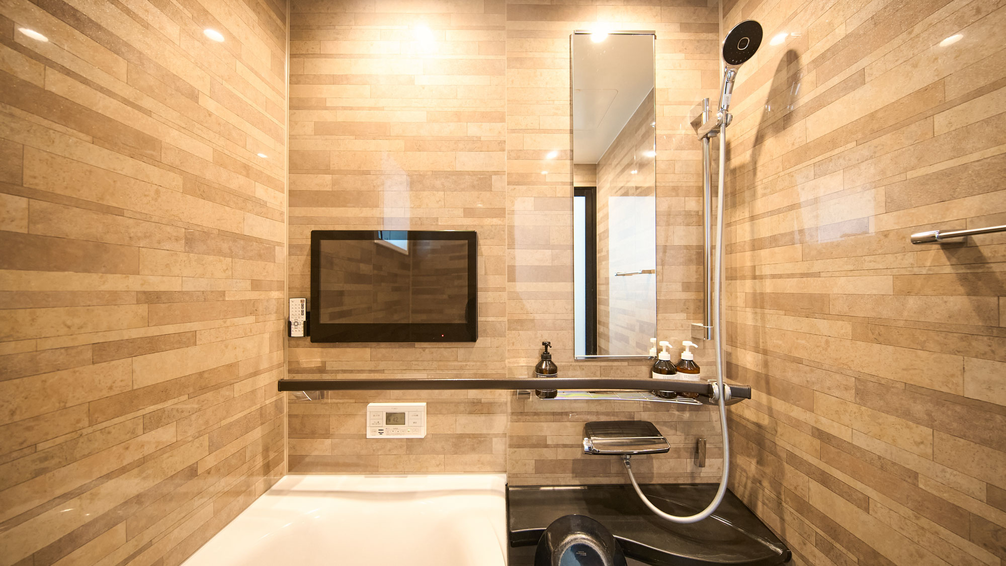 TV付です。足を伸ばして、テレビを見ながらゆっくり過ごせます。