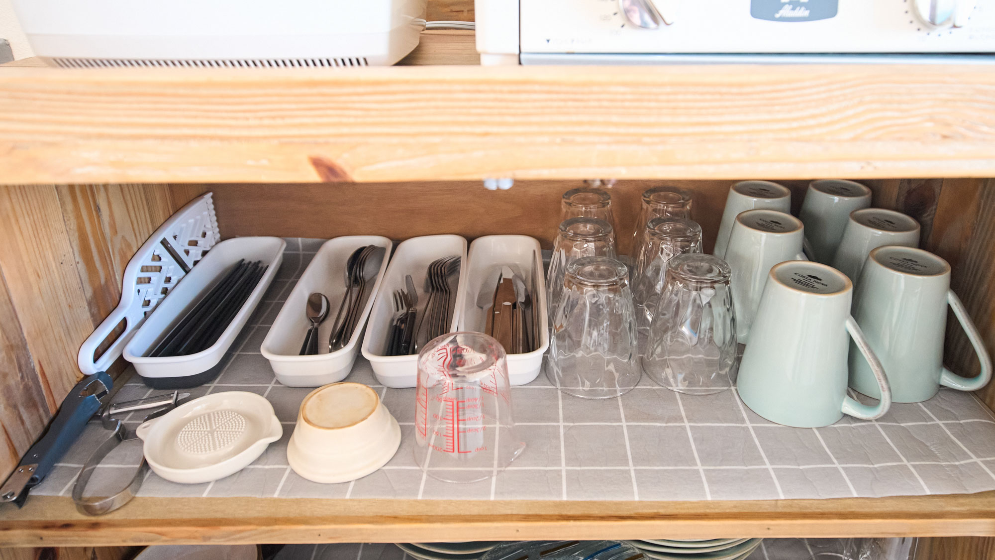 キッチン備品：カトラリー類、調理器具、グラス、コップ類