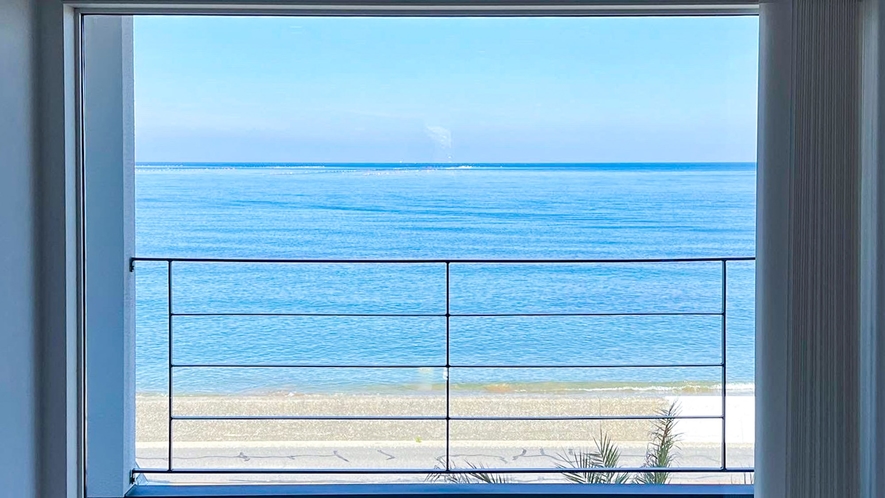 ・窓の外に広がる絵画のような海の風景