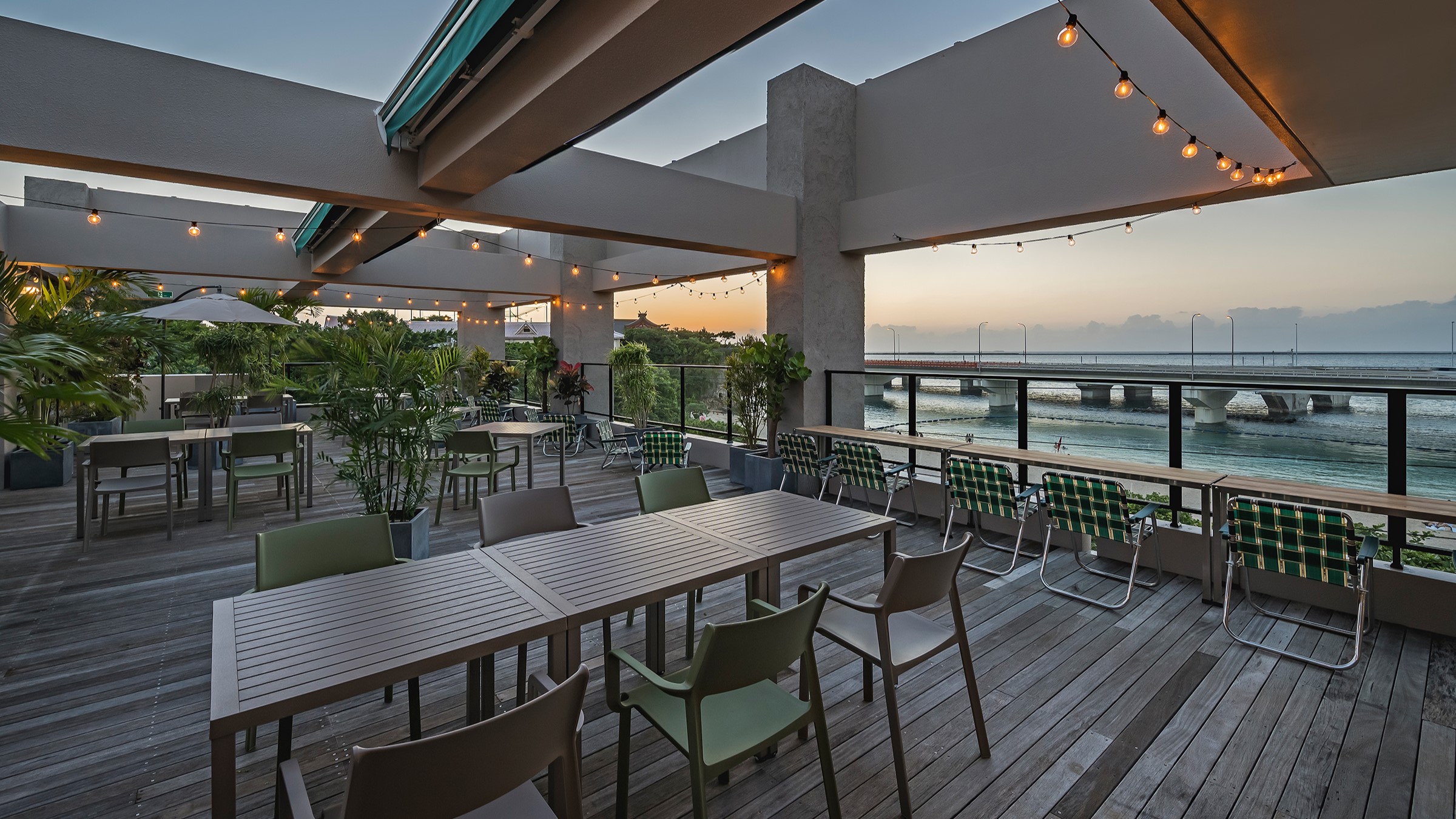 4Fバーラウンジ"シーバーラウンジ"テラス夕方