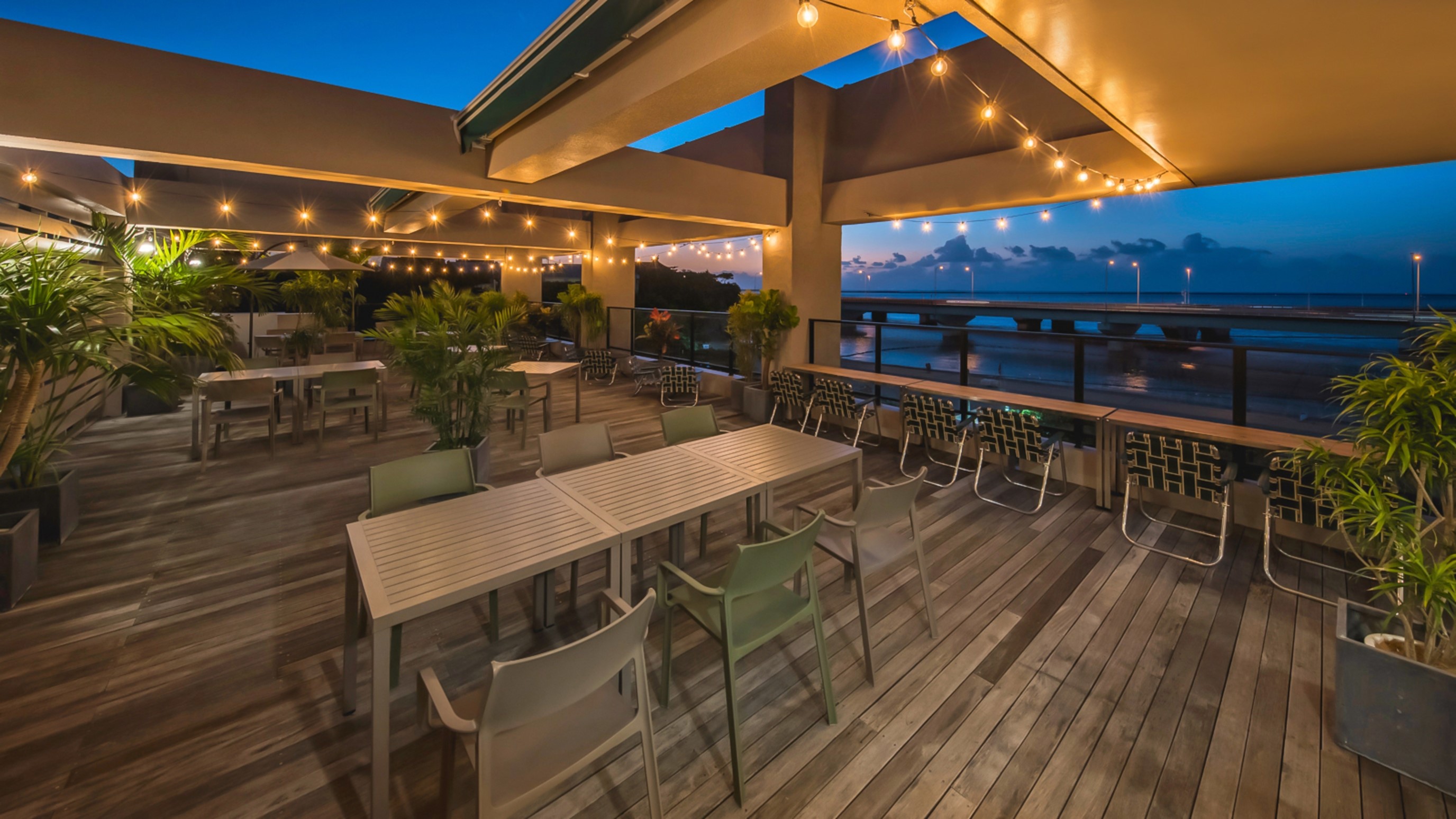 4Fバーラウンジ"シーバーラウンジ"テラス夜